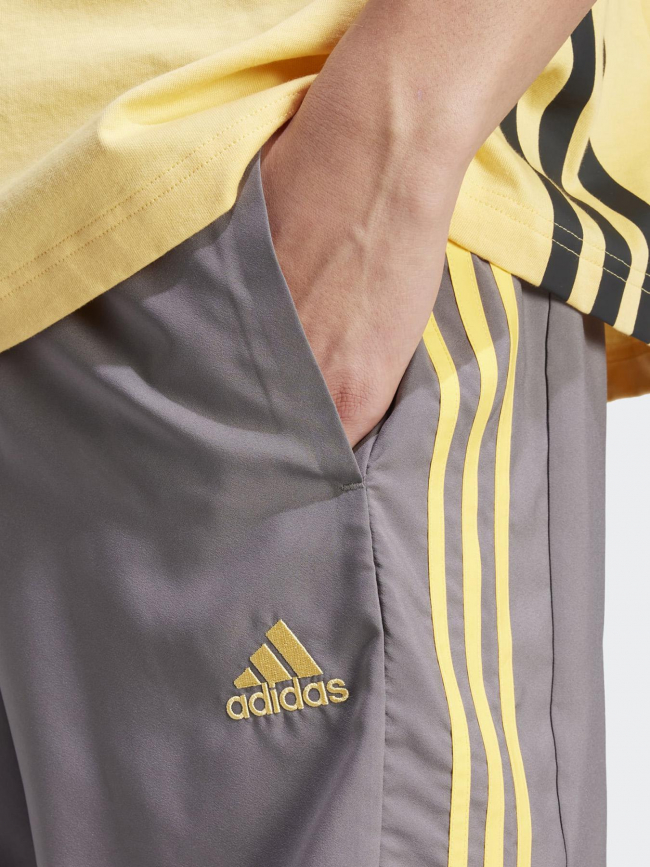 Short chelsea 3 bandes jaune gris homme - Adidas