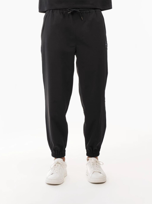 Pantalon jogging logo badge relief noir homme - Chabrand