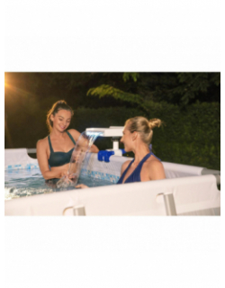 Cascade lumineuse apaisante de Bestway pour votre piscine